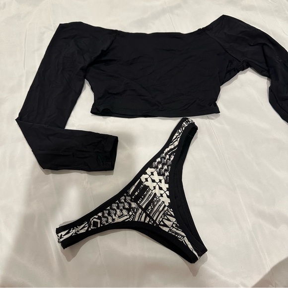 2 piece L SPACE swimsuit size small black and white - Picture 2 of 3